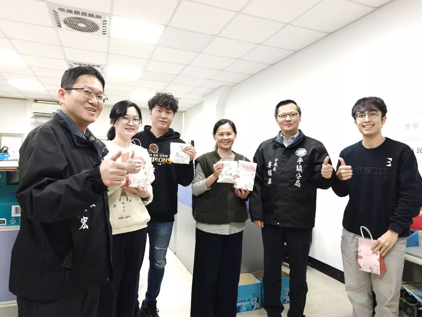 平鎮分局長加碼贈點心 祝女警及志工婦女節快樂 839322 0