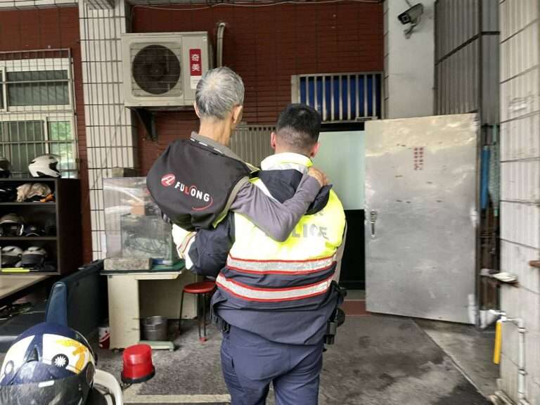 老翁外出突發失智呆站雨中 平鎮暖警「公主抱」助返家