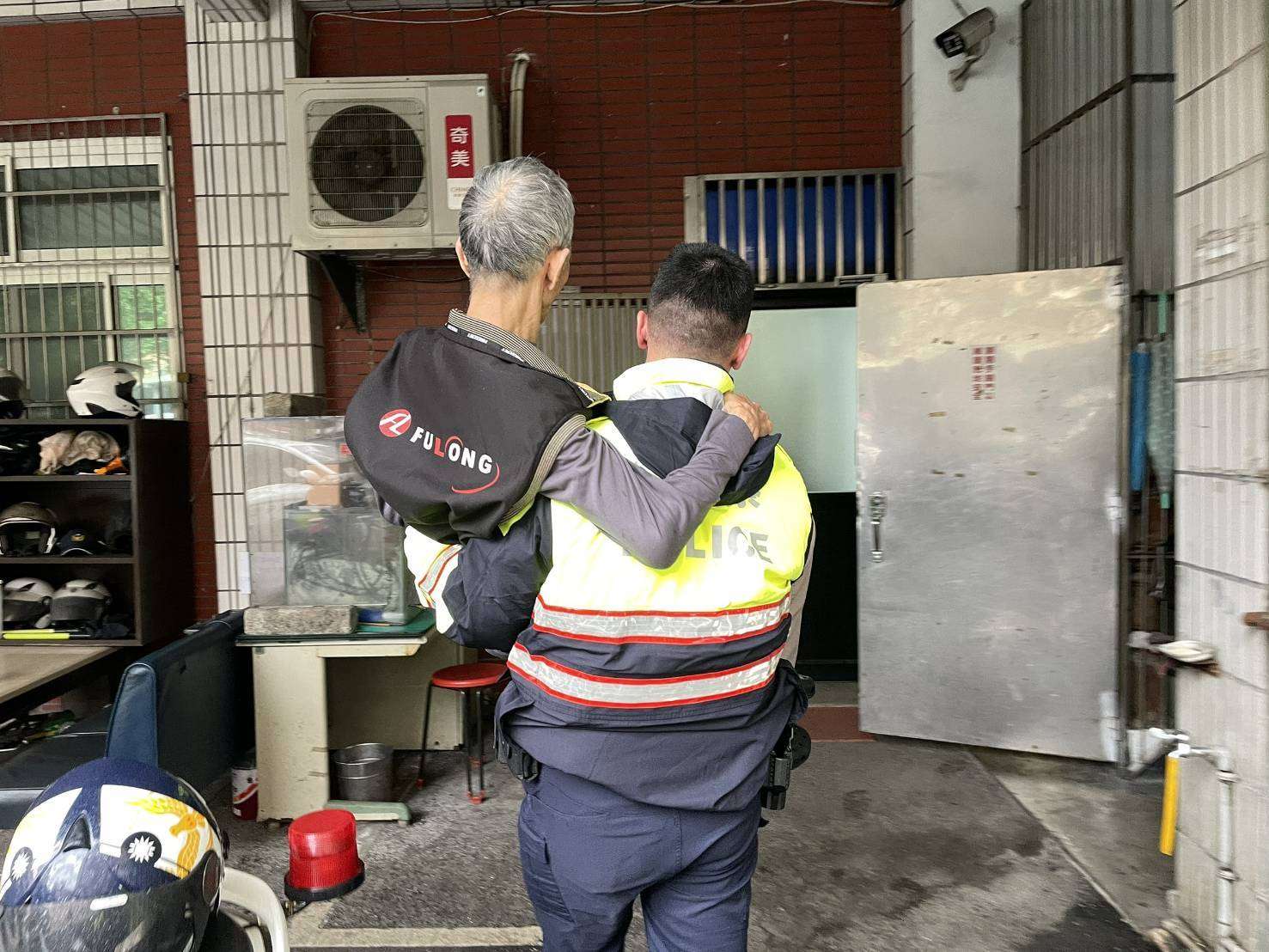 老翁外出突發失智呆站雨中 平鎮暖警「公主抱」助返家