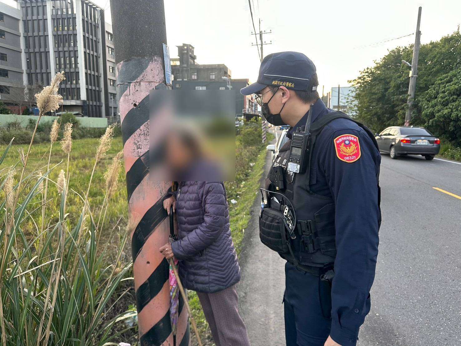 失智婦因1事嚇到「抱電桿」平鎮警暖心帶她回家