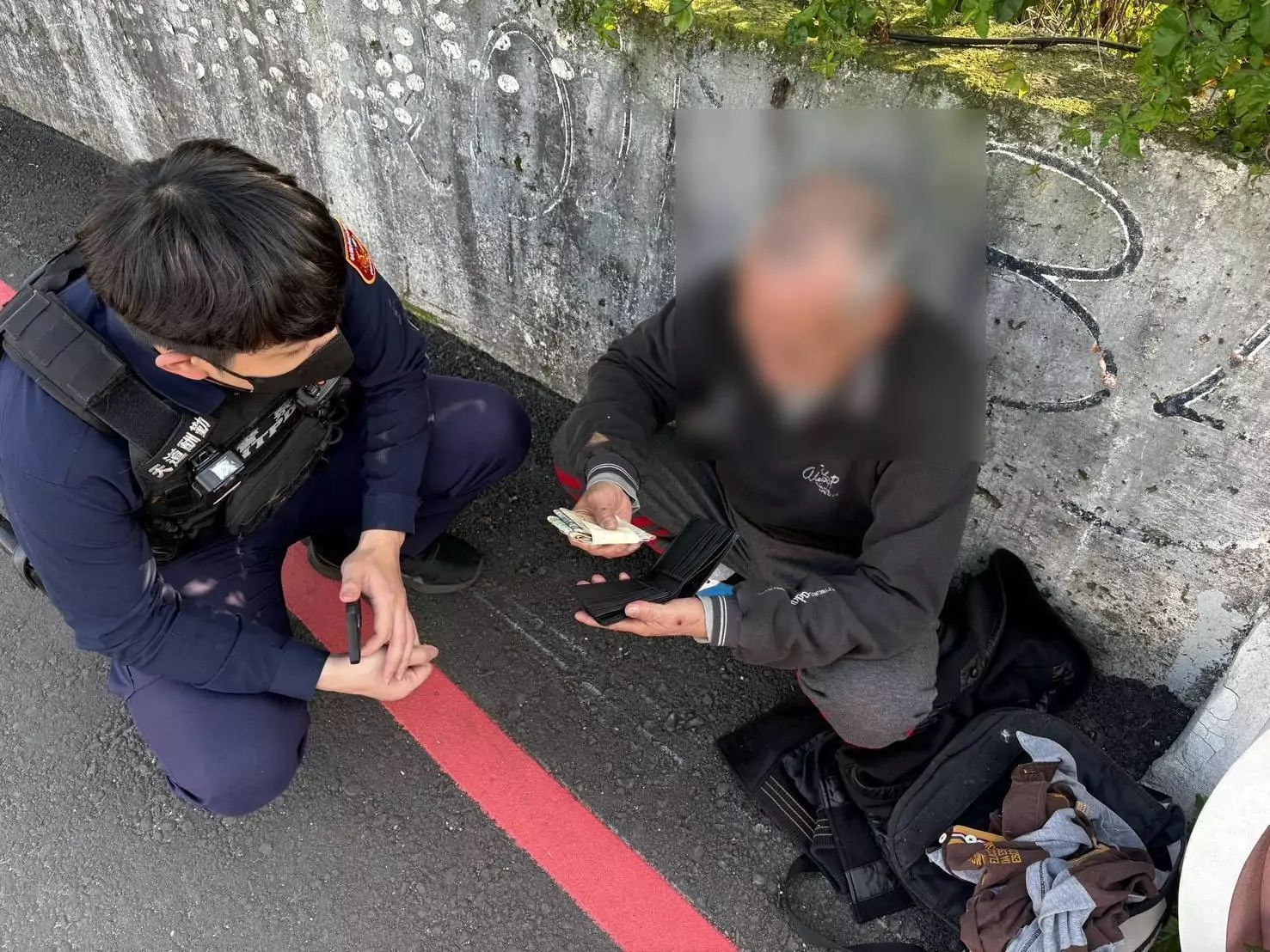 中風翁外出失聯無助坐橋上 平鎮警靠「藥袋」送他回家 中風翁外出失聯無助坐橋上 平鎮警靠「藥袋」送他回家