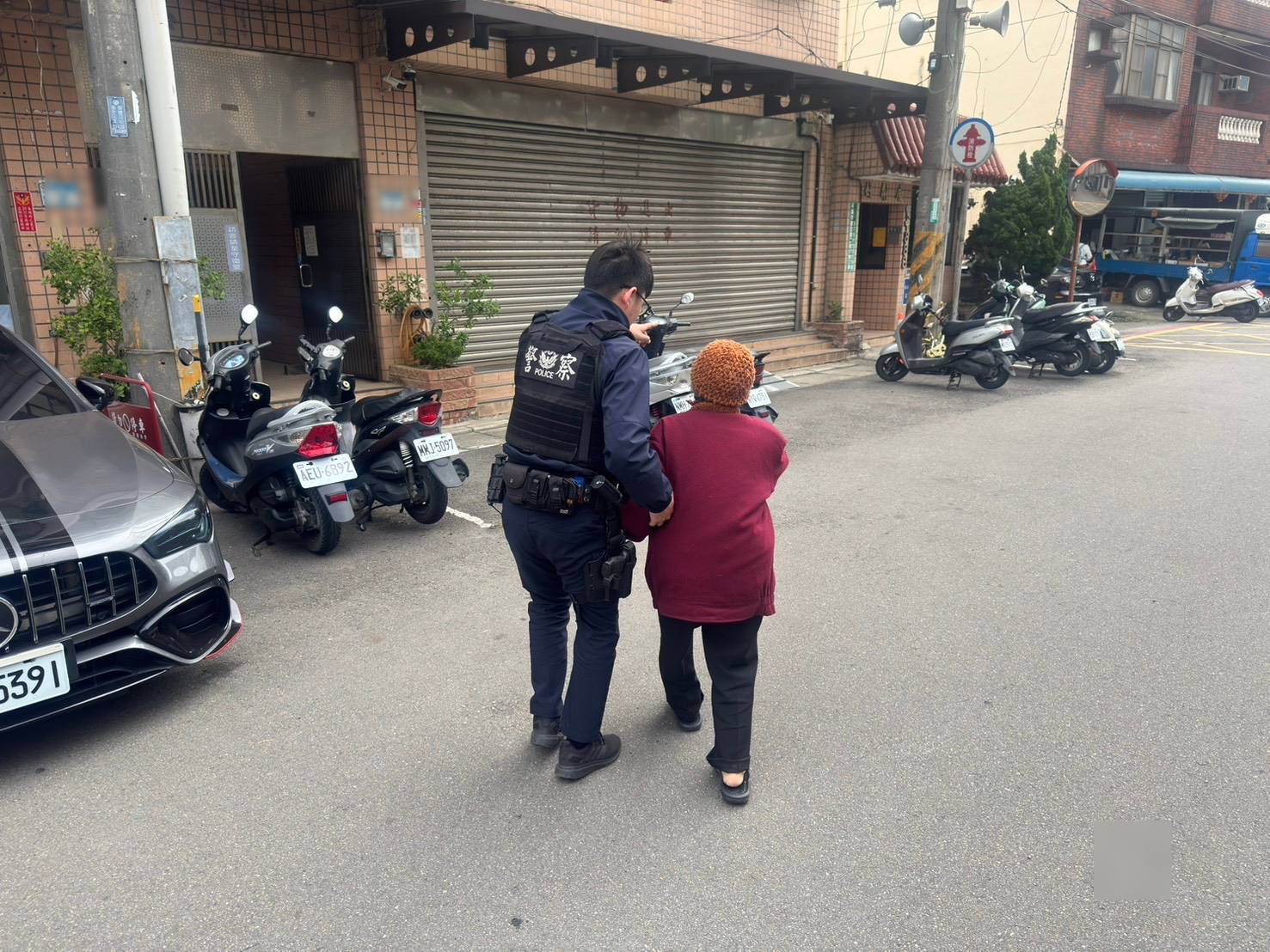 平鎮婦參拜土地公坐倒路旁 暖警自掏腰包買早餐護送返家 平鎮婦參拜土地公坐倒路旁 暖警自掏腰包買早餐護送返家