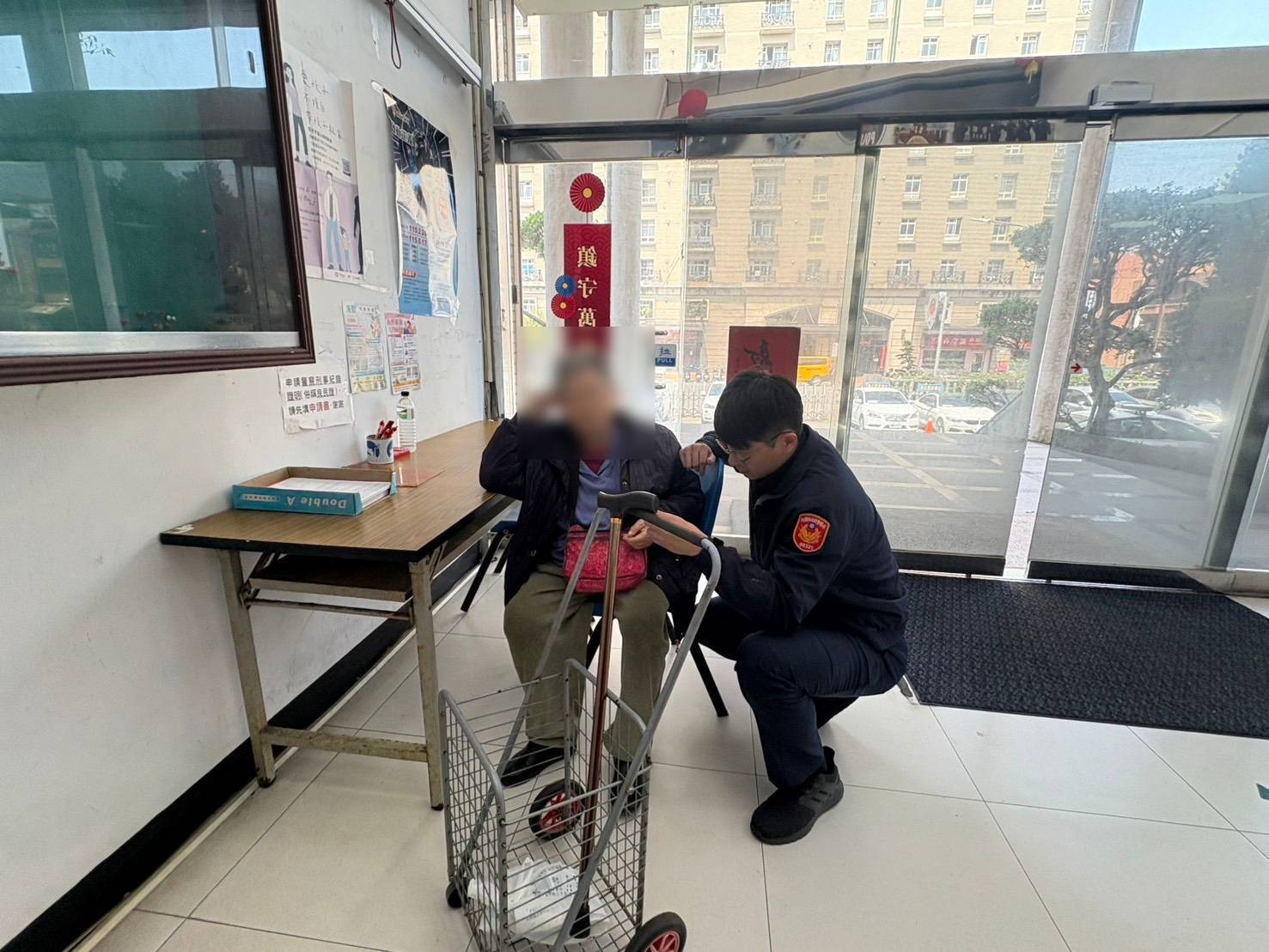 鼻酸!平鎮失智婦迷路哭喊「要找兒子」 里長不忍吐真相:剛離世 854151 0