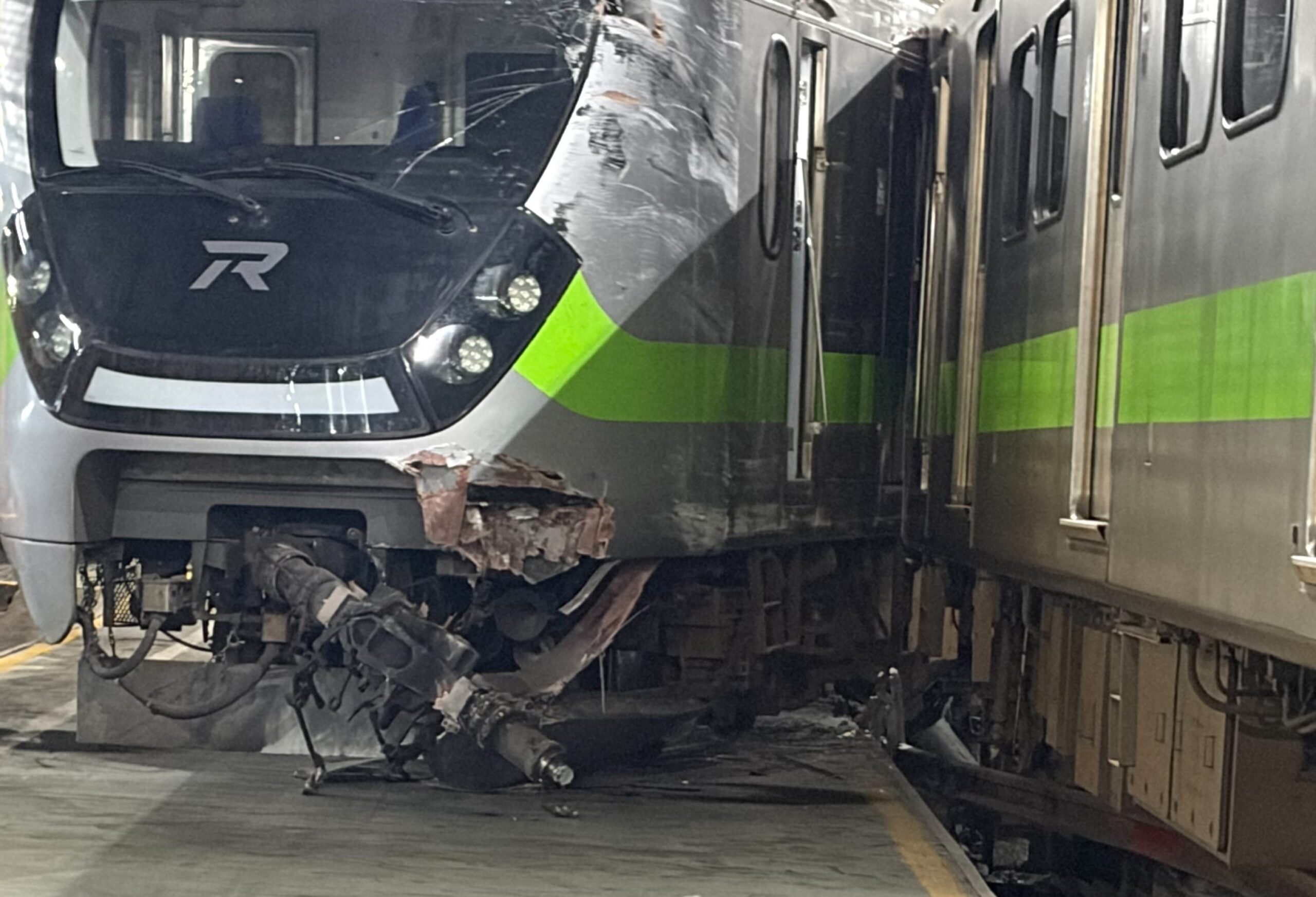 台鐵調車「電聯車相撞出軌」 車頭毀損、1員工受傷 台鐵調車「電聯車相撞出軌」 車頭毀損、1員工受傷
