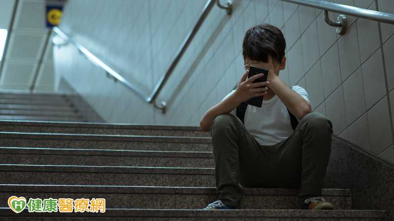 發現孩子查輕生字眼 醫:親子一起吃飯好好聊「比責備有用」