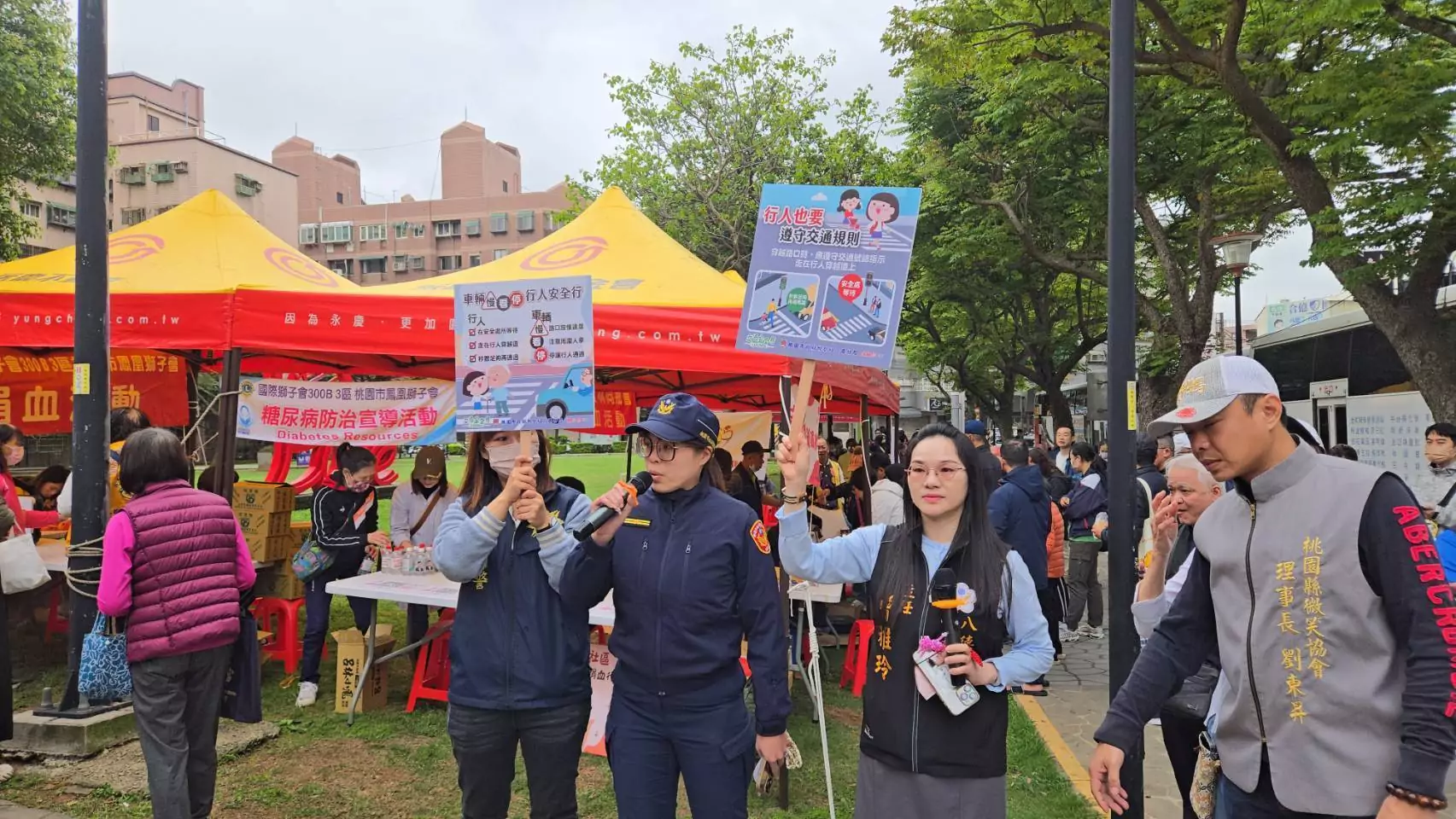 全台血庫拉警報!八德警友號召民眾挽袖做公益、學防詐 全台血庫拉警報!八德警友號召民眾挽袖做公益、學防詐