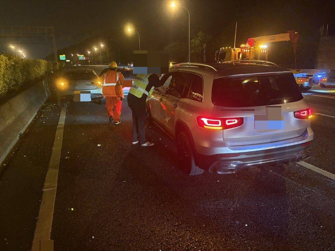 國1楊梅段深夜5車連環撞 1骨折1腦震盪送醫 979237