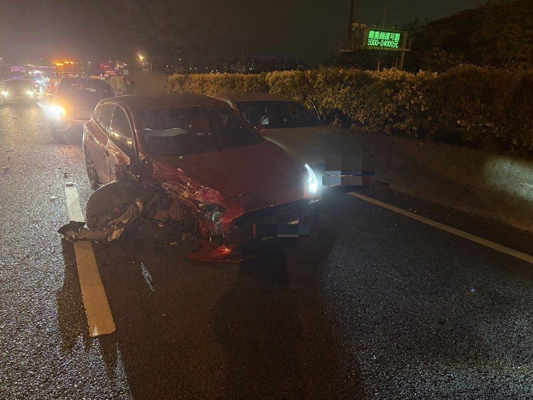 國1楊梅段深夜5車連環撞 1骨折1腦震盪送醫 979240