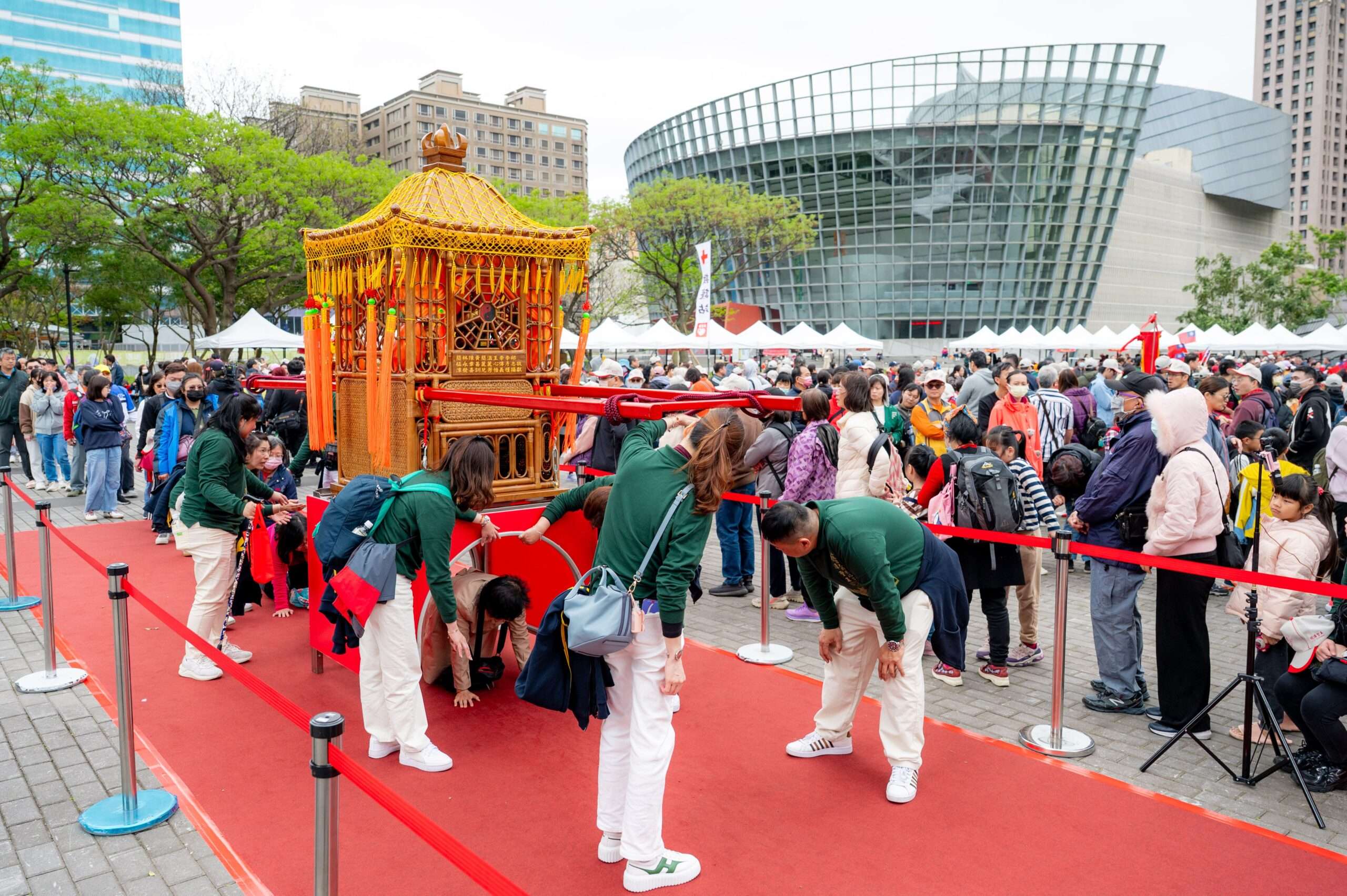 傳承百年閩南文化!張善政挺景福宮文化祭:遶境助市民走出健康