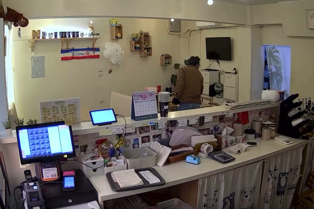 桃園竊案!男戴手套偷皮包過程全都錄 警已掌握身分 Geqq5 2