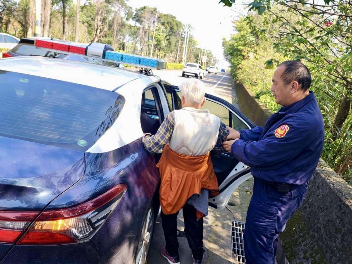 婦外出曬太陽迷途呆坐路旁 龍潭警暖心「獻聲」助返家 S 10108948