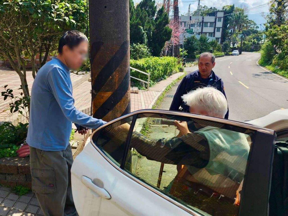 婦外出曬太陽迷途呆坐路旁 龍潭警暖心「獻聲」助返家 S 10108951