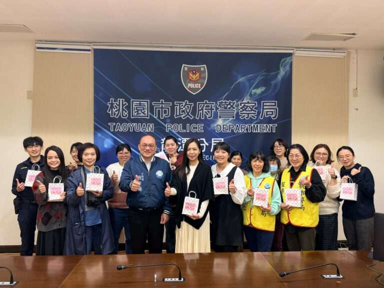 龍潭女警婦女節獲贈面膜 分局長勉勵打造性平友善職場
