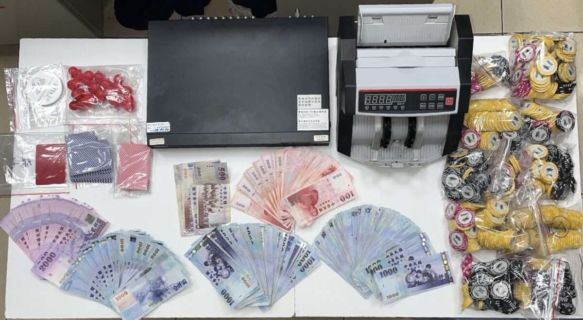 德州撲克職業賭場藏身中壢民宅 警深夜出擊逮13人查扣百萬籌碼 S 10395714 0