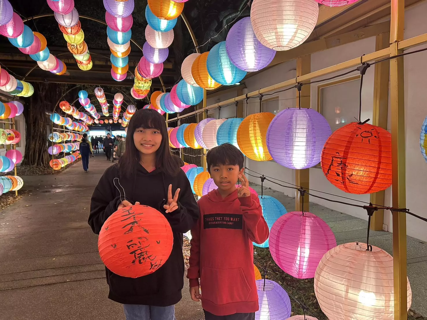 母抽中桃園燈會i-dle舒華親筆燈籠 國中女粉絲嗨喊:掛房間珍藏 母抽中桃園燈會i-dle舒華親筆燈籠 國中女粉絲嗨喊:掛房間珍藏