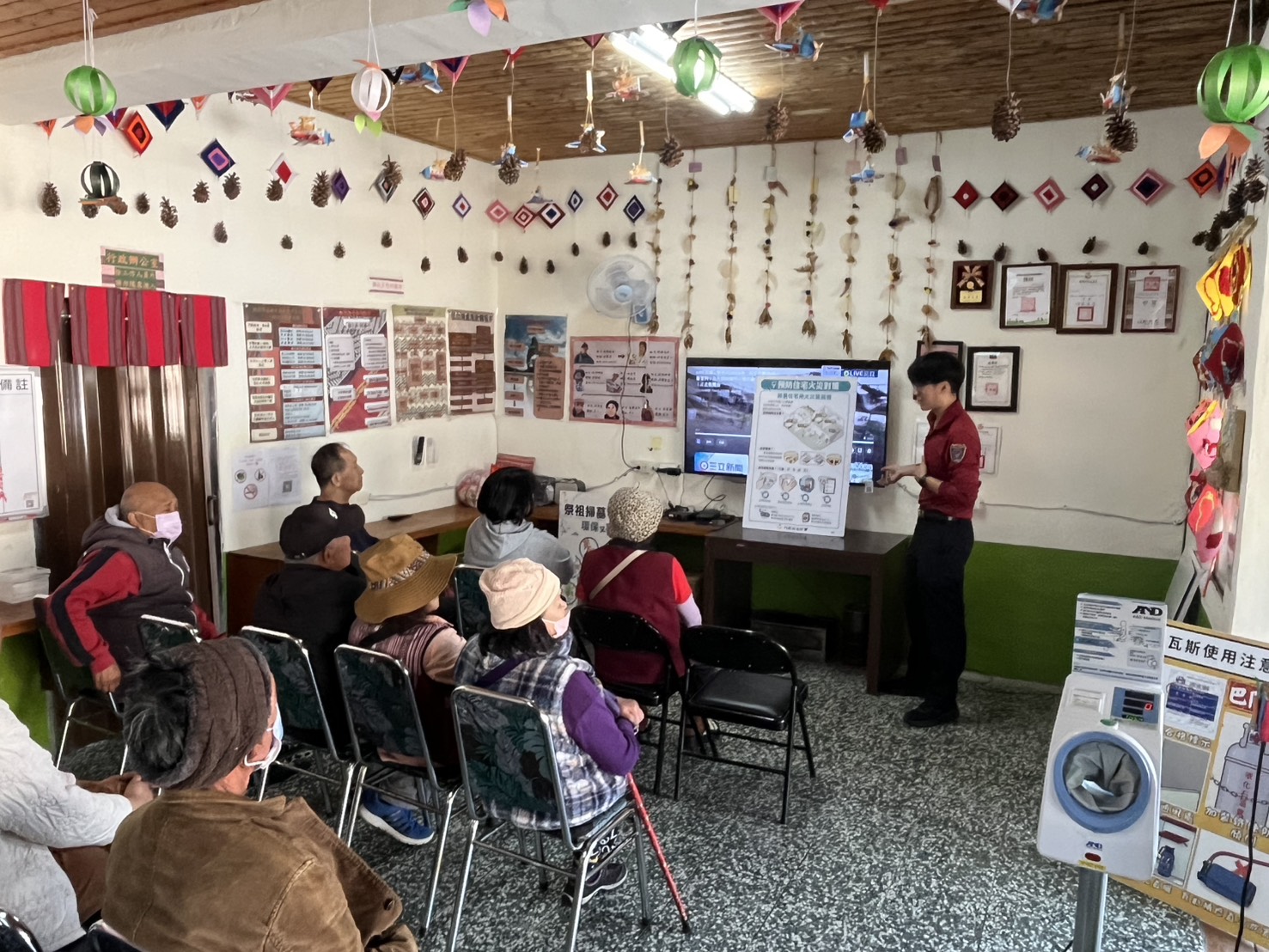 桃消巴陵分隊前進加拉文健站 提醒部落長輩「掃墓不用火」 S 161456147 0 0