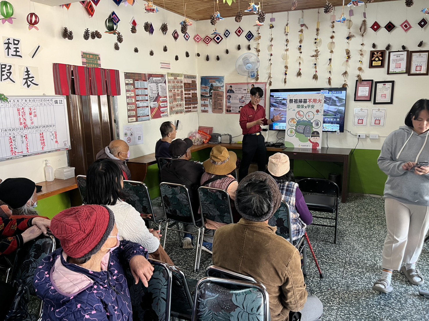 桃消巴陵分隊前進加拉文健站 提醒部落長輩「掃墓不用火」 S 161456152 0 0