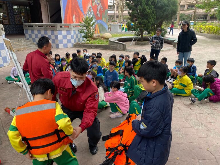 桃消第二大隊防災宣導逼真 師生體驗「伸手不見五指」學保命