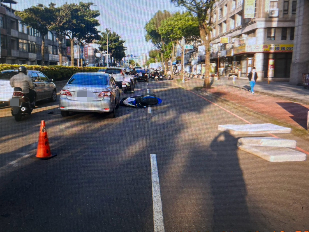 【有片】可怕!內壢天外飛來床墊絆倒機車 騎士慘摔險遭輾過 S 21864527 0