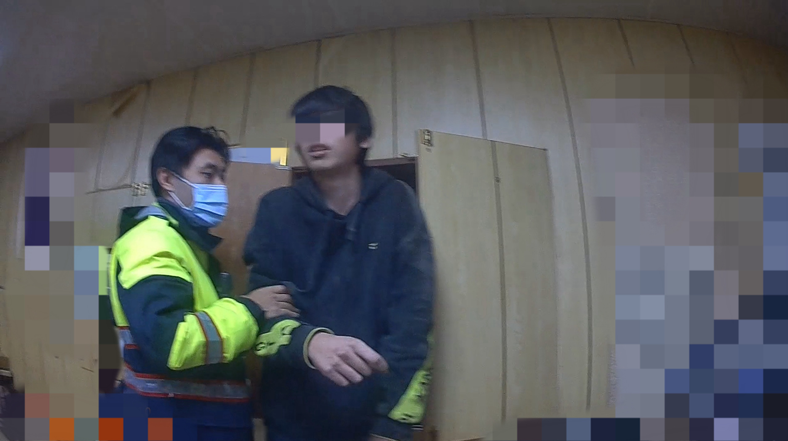 中壢驚見蜘蛛人?男徒手攀3樓「躲住家夾層」撞見屋主女兒竟說這句話 中壢驚見蜘蛛人?男徒手攀3樓「躲住家夾層」撞見屋主女兒竟說這句話