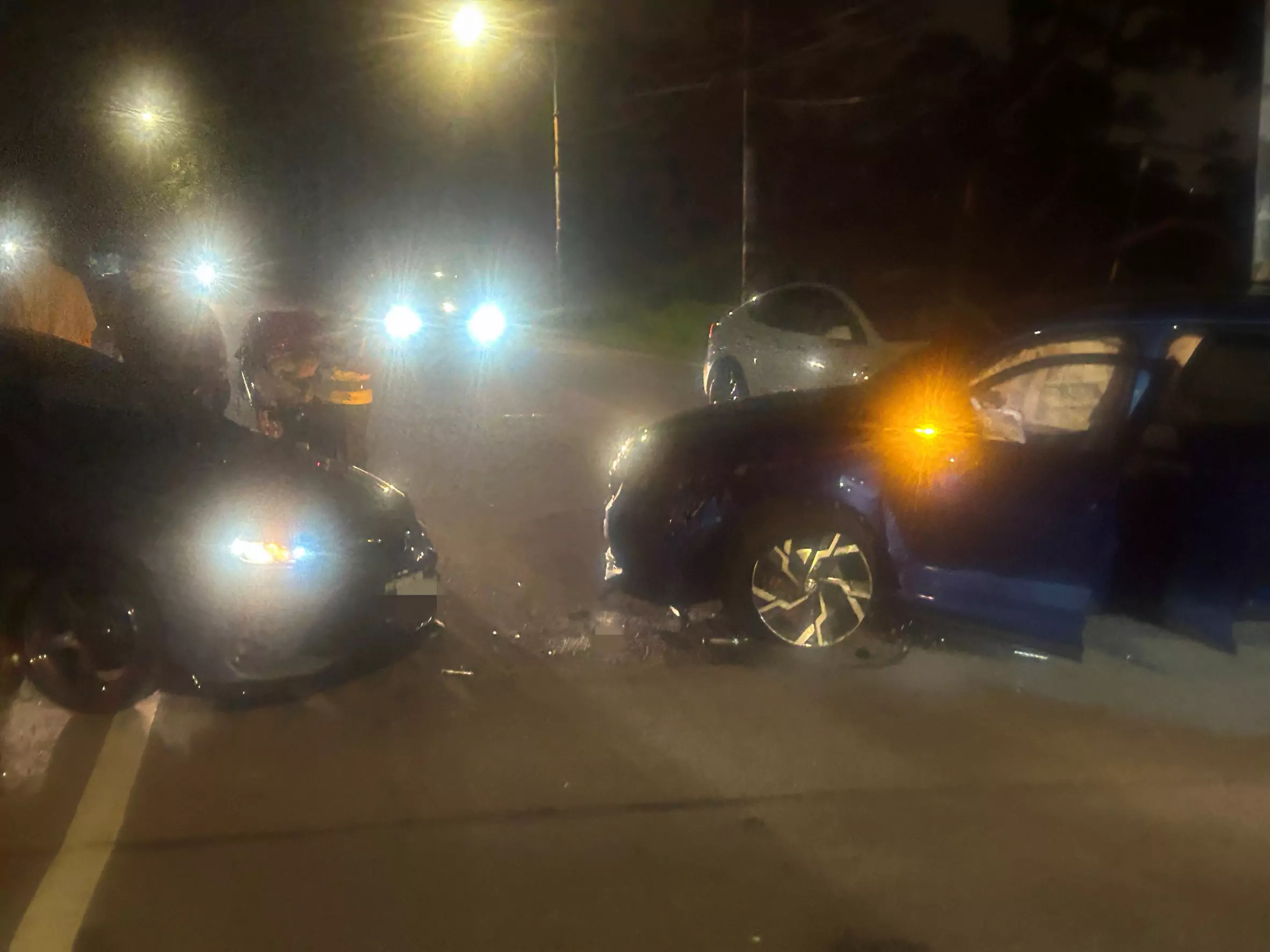 無標線惹禍?中壢2車深夜對撞 零件噴飛滿地 無標線惹禍?中壢2車深夜對撞 零件噴飛滿地