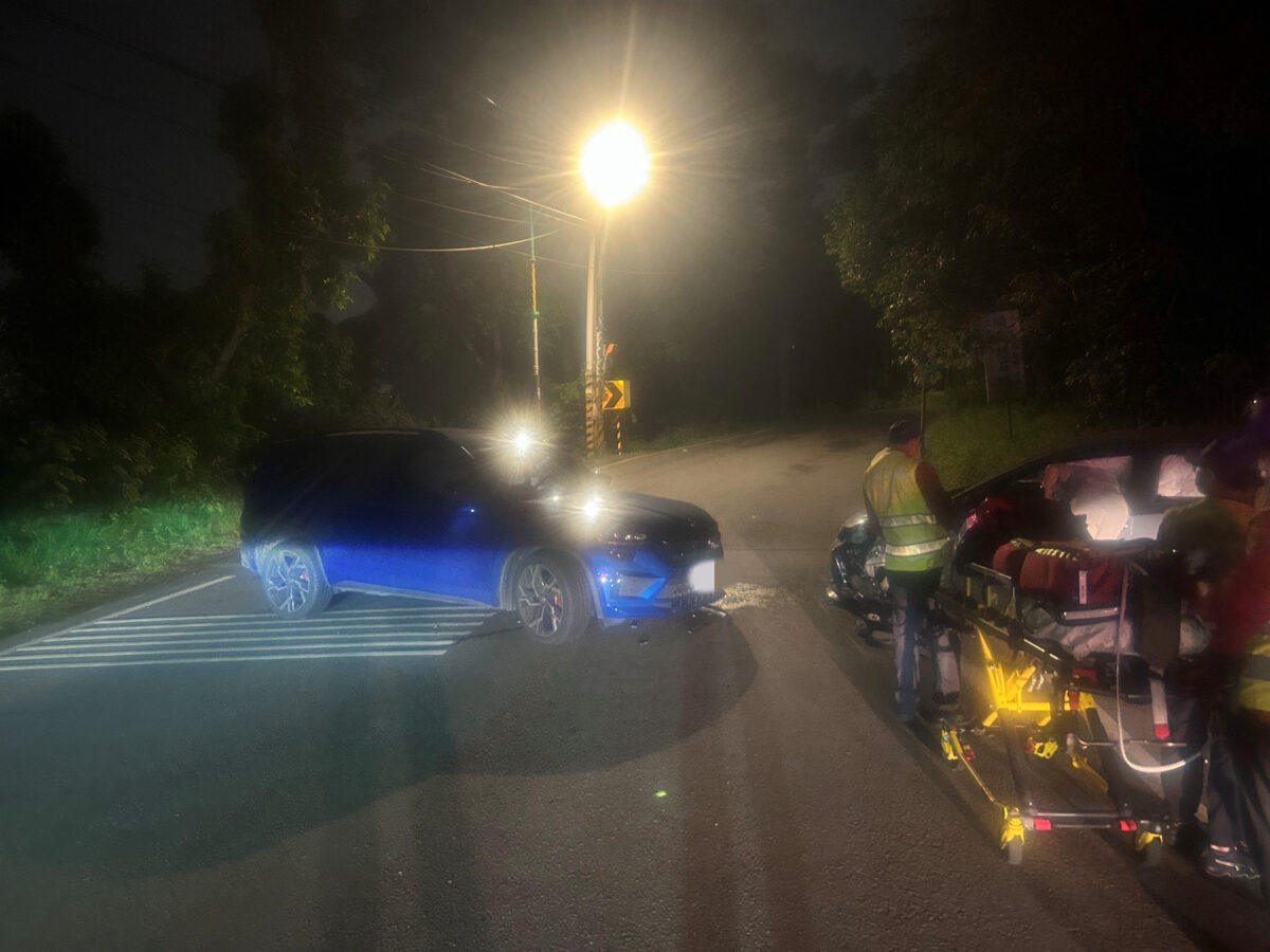 無標線惹禍?中壢2車深夜對撞 零件噴飛滿地 S 22298678 0
