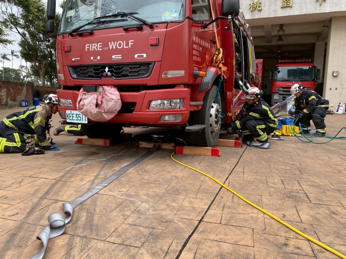 模擬大車壓困行人!桃園特搜大隊演練逼真 精進跨單位協同作戰能力 S 2449425
