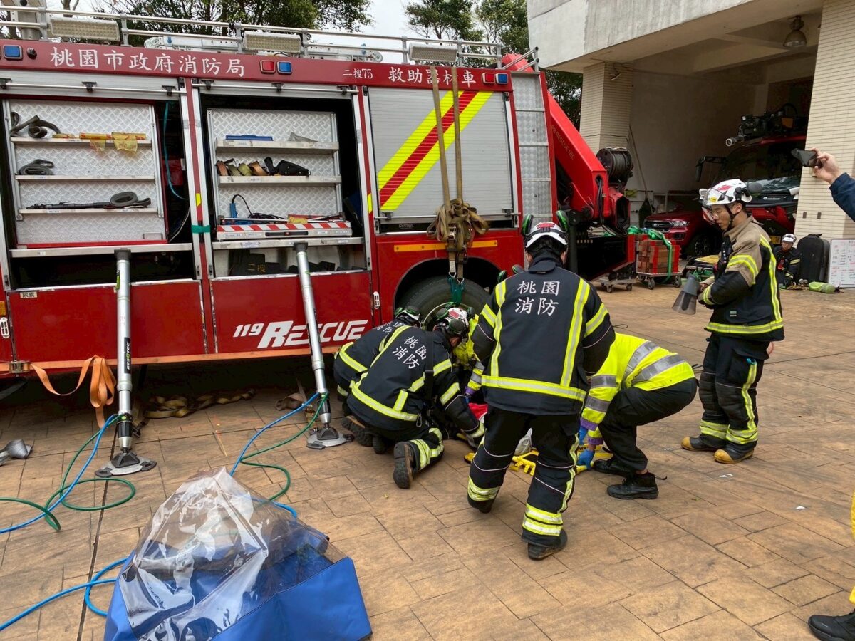 模擬大車壓困行人!桃園特搜大隊演練逼真 精進跨單位協同作戰能力 S 2449427