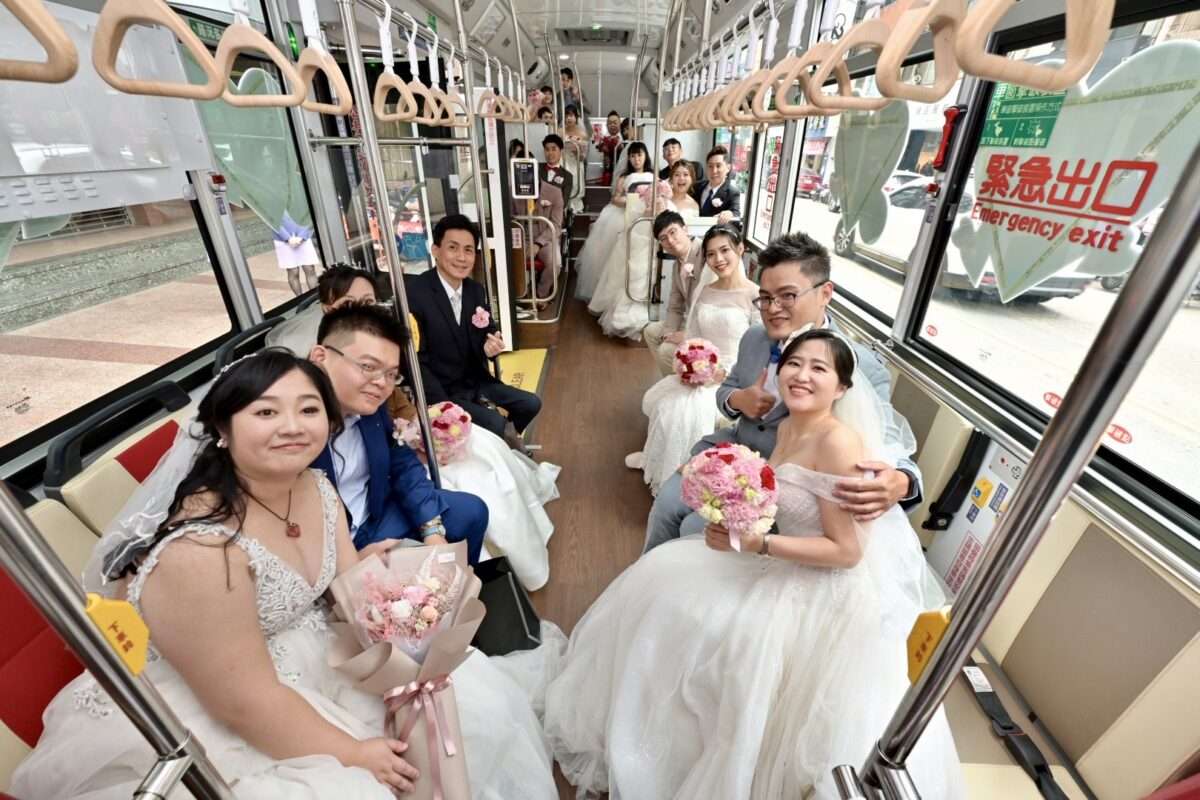 桃園景福宮首辦聯合婚禮!33對新人廟前互許終身 S 26657368