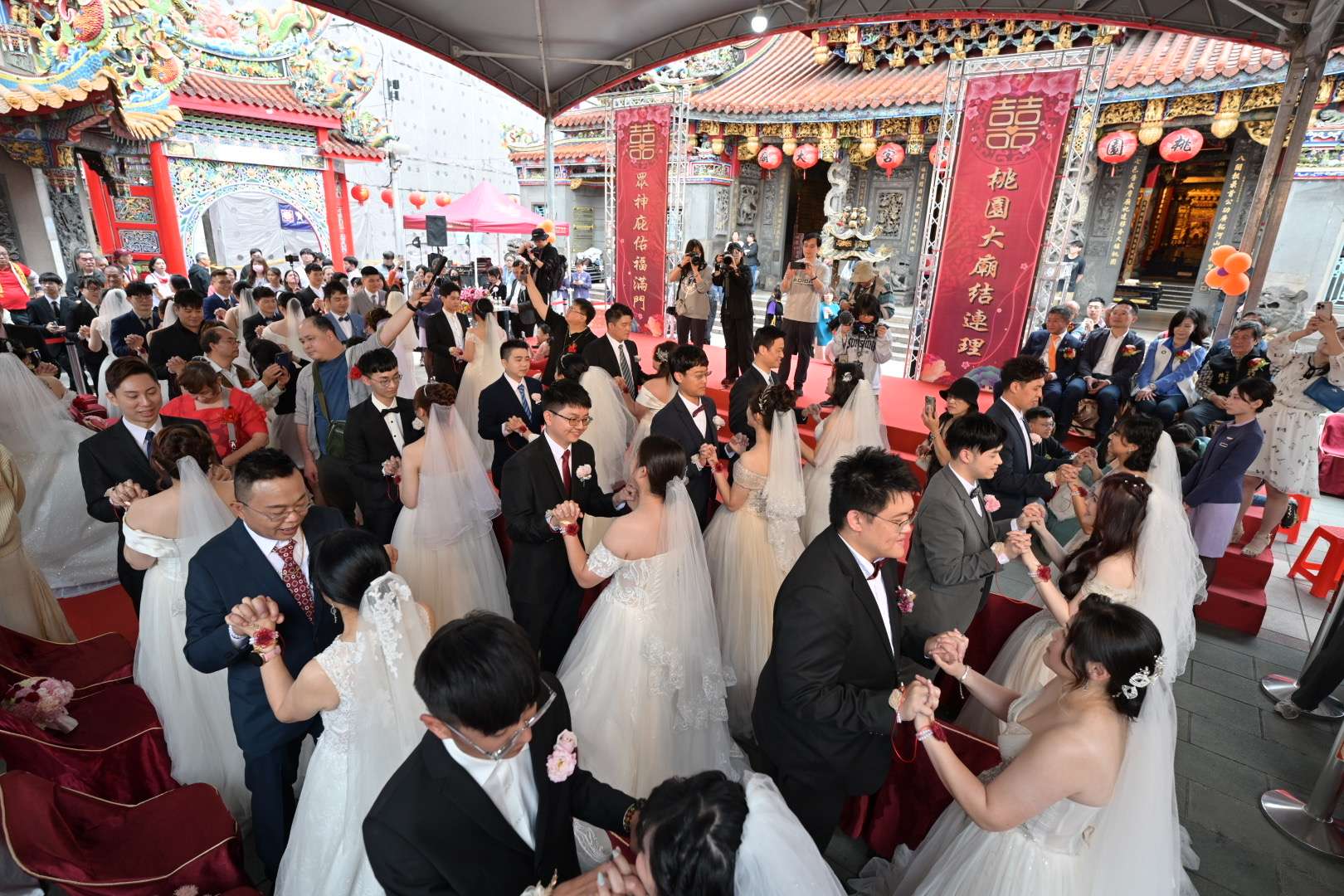 桃園景福宮首辦聯合婚禮!33對新人廟前互許終身 桃園景福宮首辦聯合婚禮!33對新人廟前互許終身