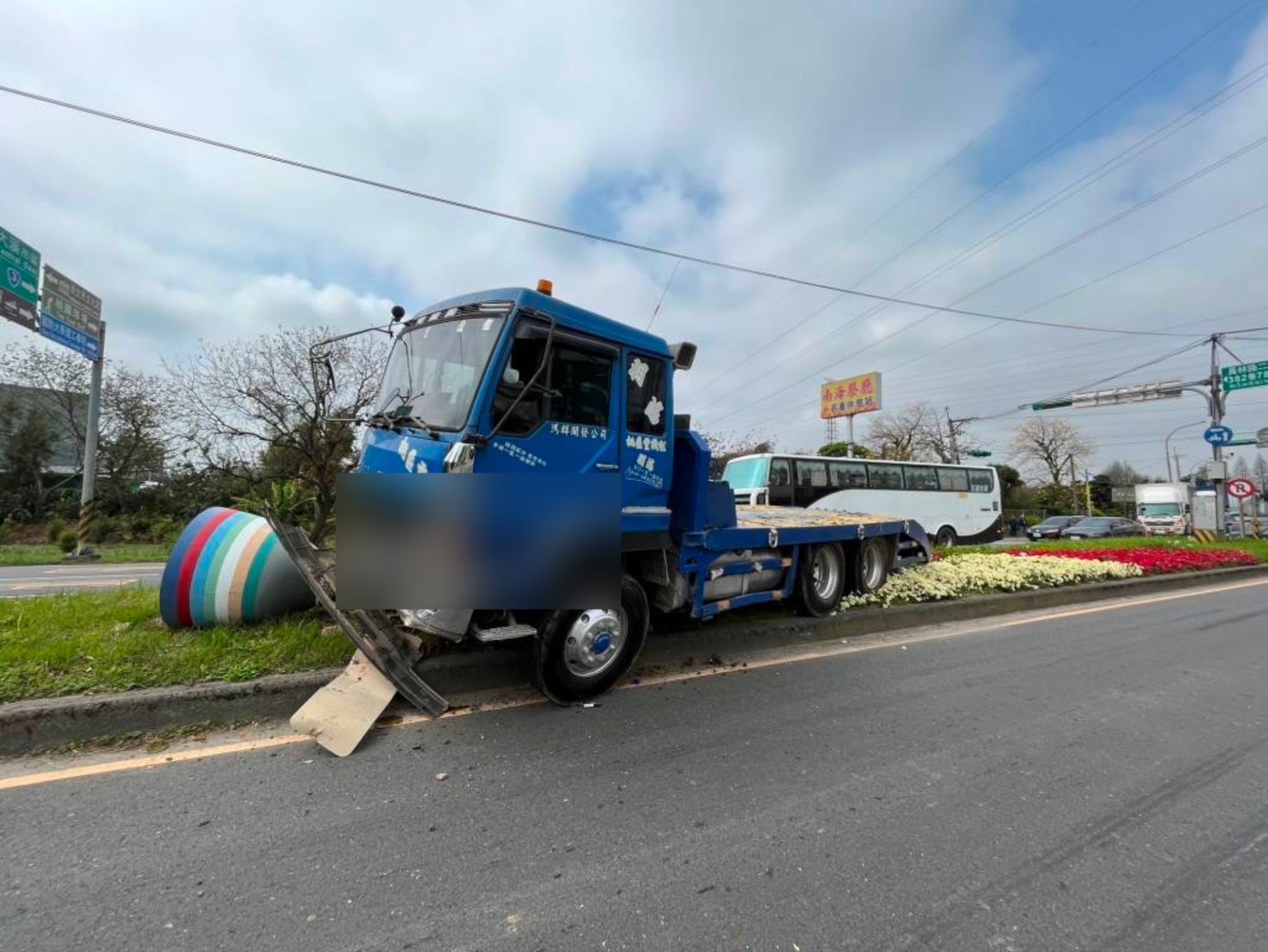 【有片】「大溪陀螺」也遭殃 大貨車橫衝直撞3車被波及 【有片】「大溪陀螺」也遭殃 大貨車橫衝直撞3車被波及