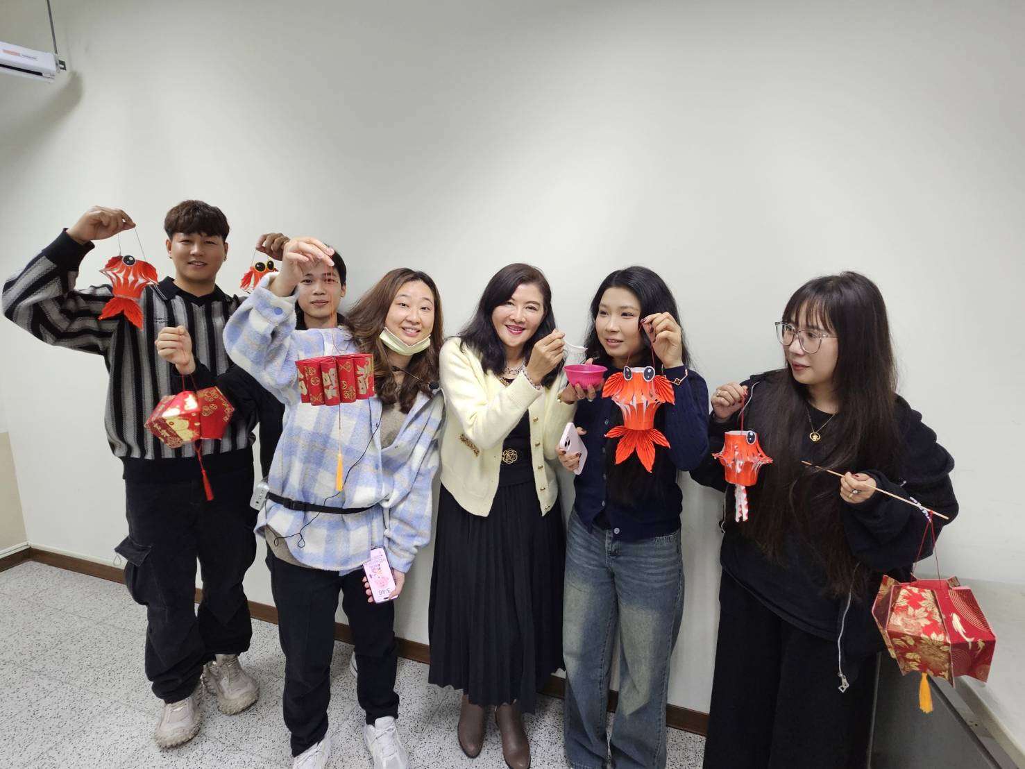 開南大學舉辦元宵節文化體驗活動 國際學生DIY提燈、吃湯圓 S 39395343