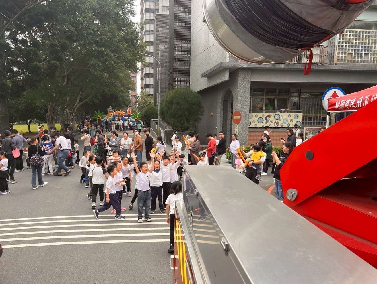 桃消坪頂分隊宣導結合趣味體驗「空中飛人」認識繩索救援超夯 桃消坪頂分隊宣導結合趣味體驗「空中飛人」認識繩索救援超夯