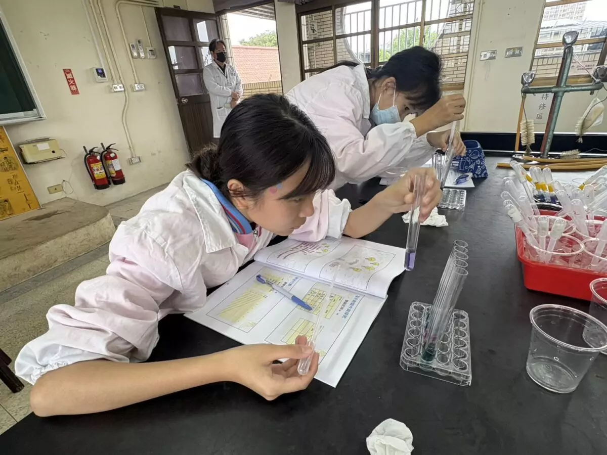 桃園科學實驗營攜手台師大 250學子沉浸式實作揪偽蜜 S 4808841 0