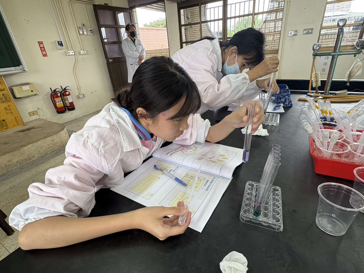 桃園科學實驗營攜手台師大 250學子沉浸式實作揪偽蜜 桃園科學實驗營攜手台師大 250學子沉浸式實作揪偽蜜