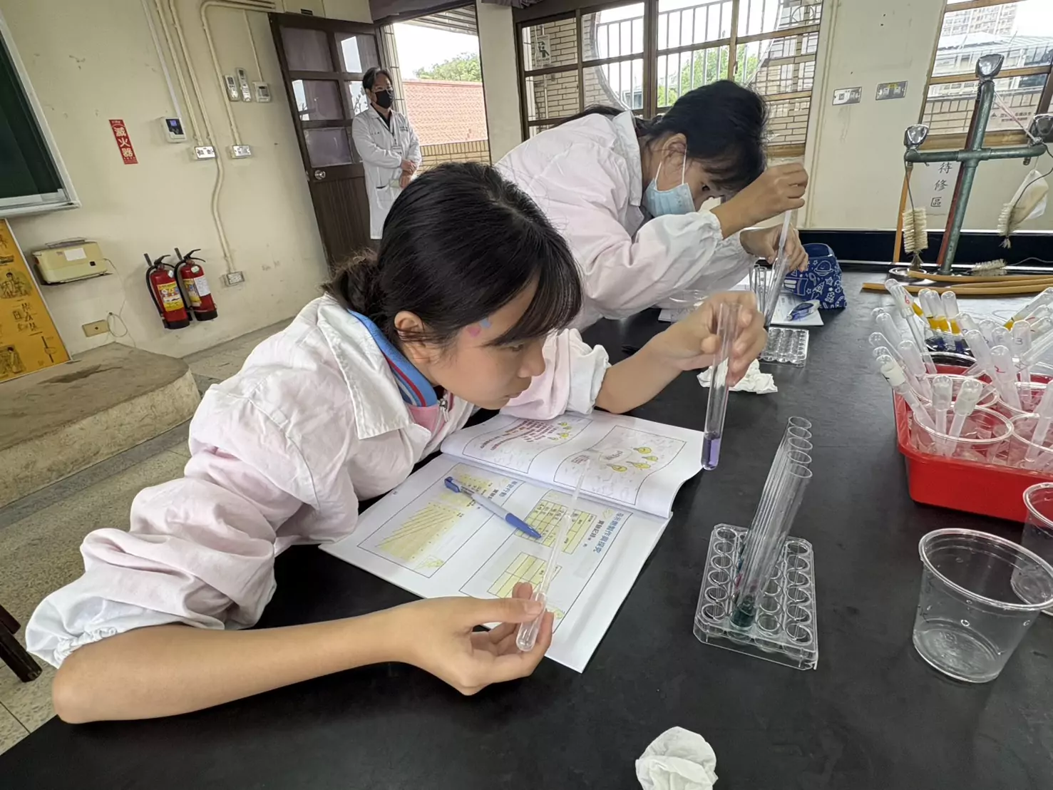 桃園科學實驗營攜手台師大 250學子沉浸式實作揪偽蜜 桃園科學實驗營攜手台師大 250學子沉浸式實作揪偽蜜
