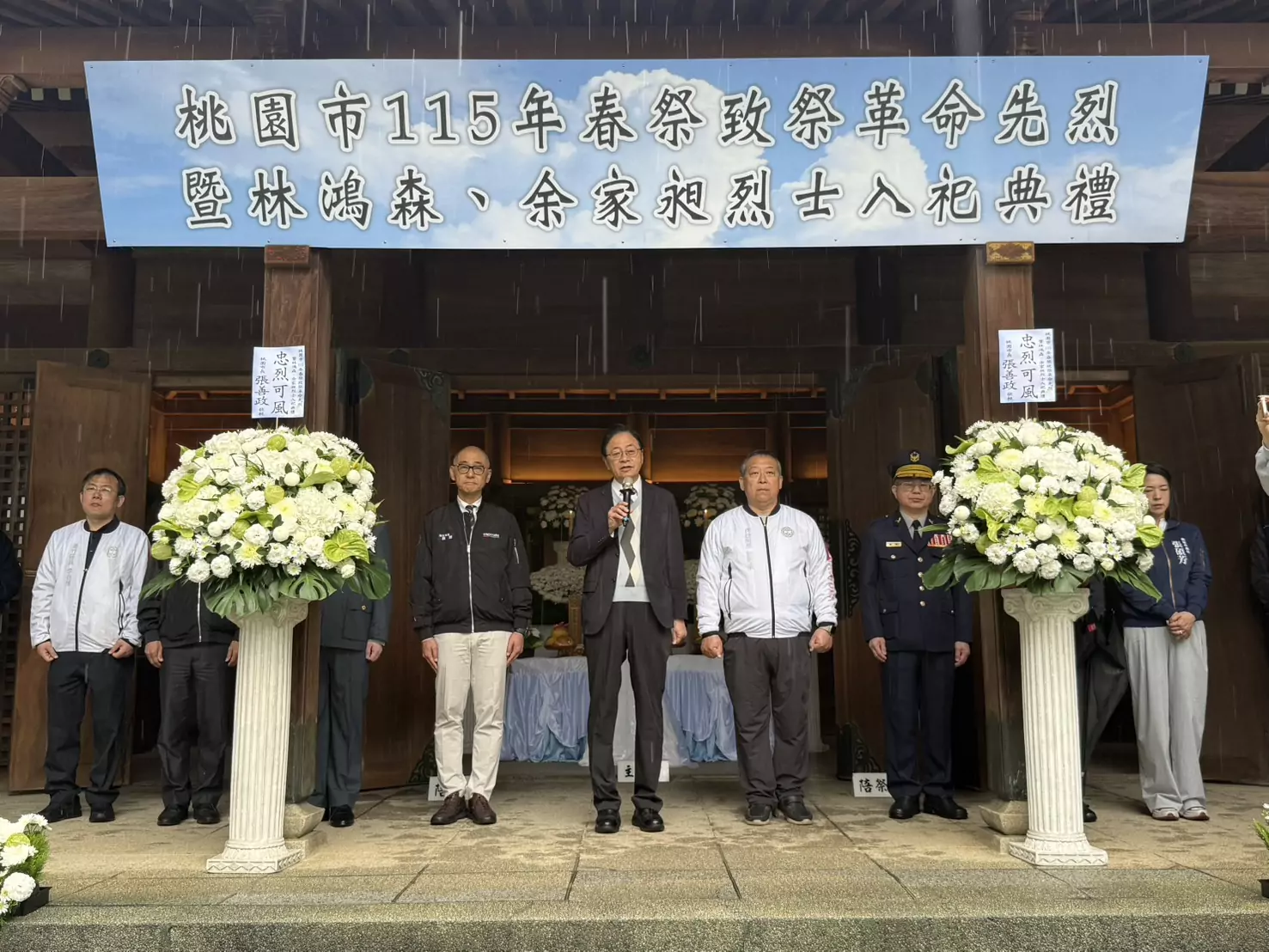 挖土機超人林鴻森、北車英雄余家昶入祀桃園忠烈祠 張善政向英靈致敬 挖土機超人林鴻森、北車英雄余家昶入祀桃園忠烈祠 張善政向英靈致敬