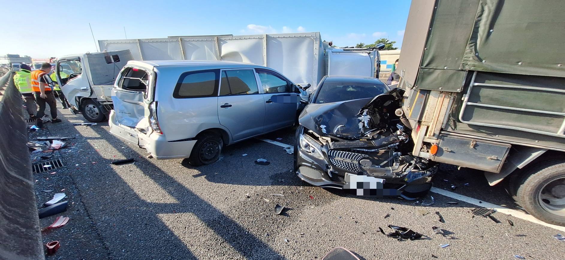 國2大湳段7車連環撞6人送醫 小客車慘成廢鐵 S 67231807