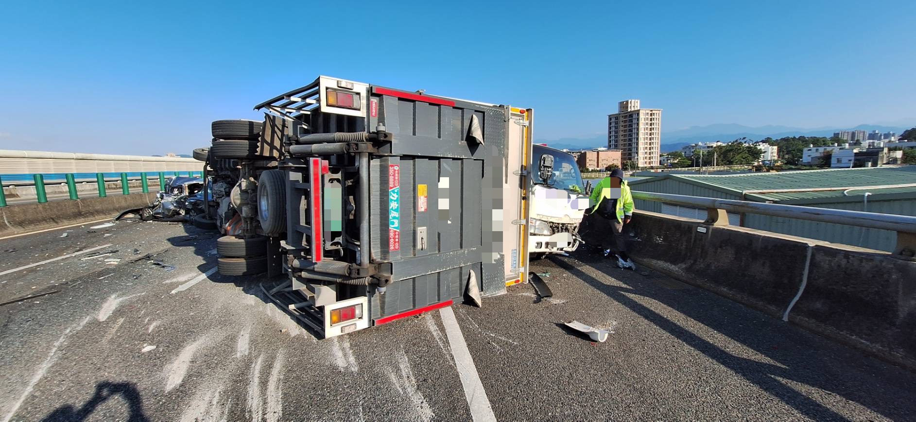 國2大湳段7車連環撞6人送醫 小客車慘成廢鐵 S 67231808