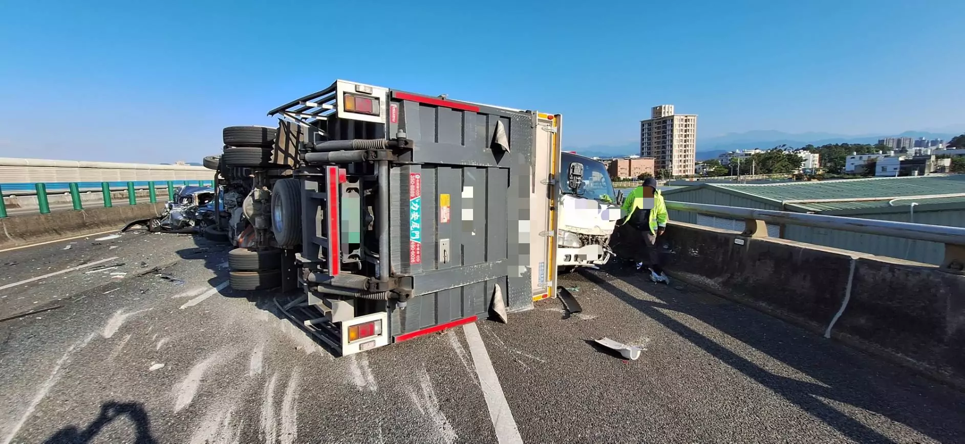 國2大湳段7車連環撞6人送醫 小客車慘成廢鐵 S 67231808