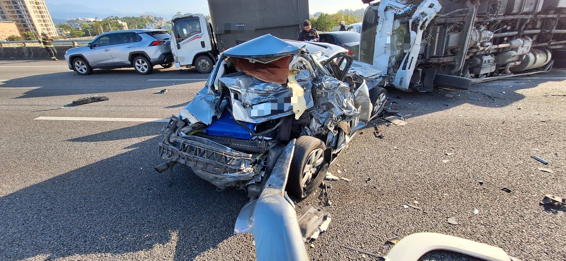 國2大湳段7車連環撞6人送醫 小客車慘成廢鐵 S 67231809