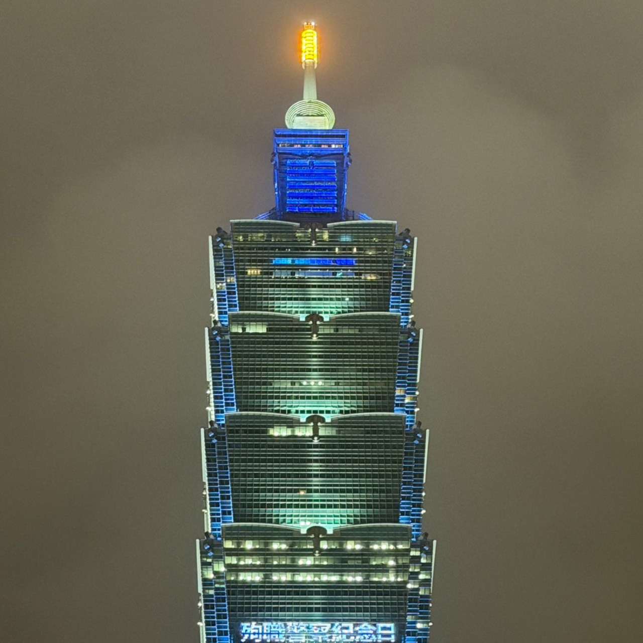 台灣響應全球悼念警察!台北101點亮藍燈讓世界看見
