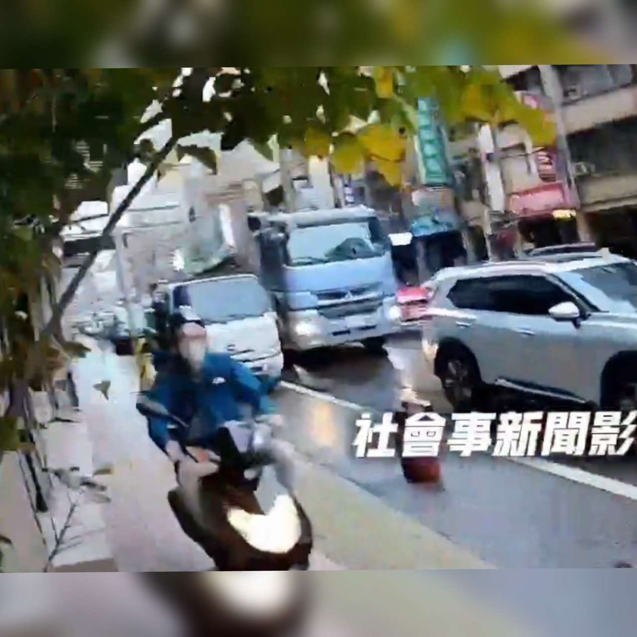 【有片】機車衝人行道撞了就跑!民眾怒轟:比馬路危險