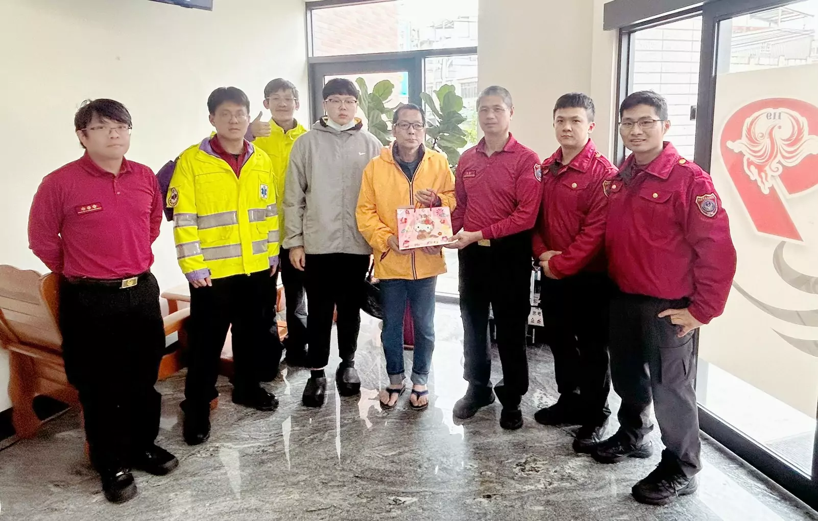 男子吃飯噎住倒地命危 桃園消防急救吐出肉塊救回一命 男子吃飯噎住倒地命危 桃園消防急救吐出肉塊救回一命