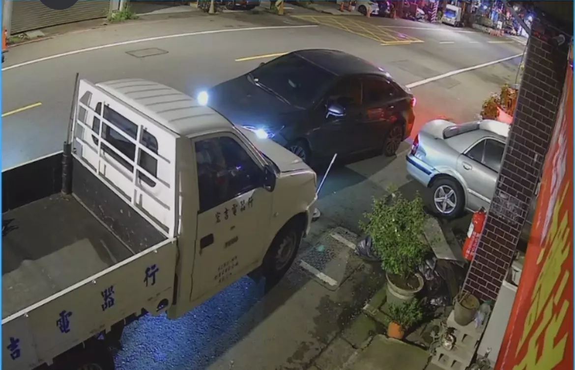 【有片】桃園貨車停白線無故遭逆向撞 苦主發文緝兇求影像 S 76079106