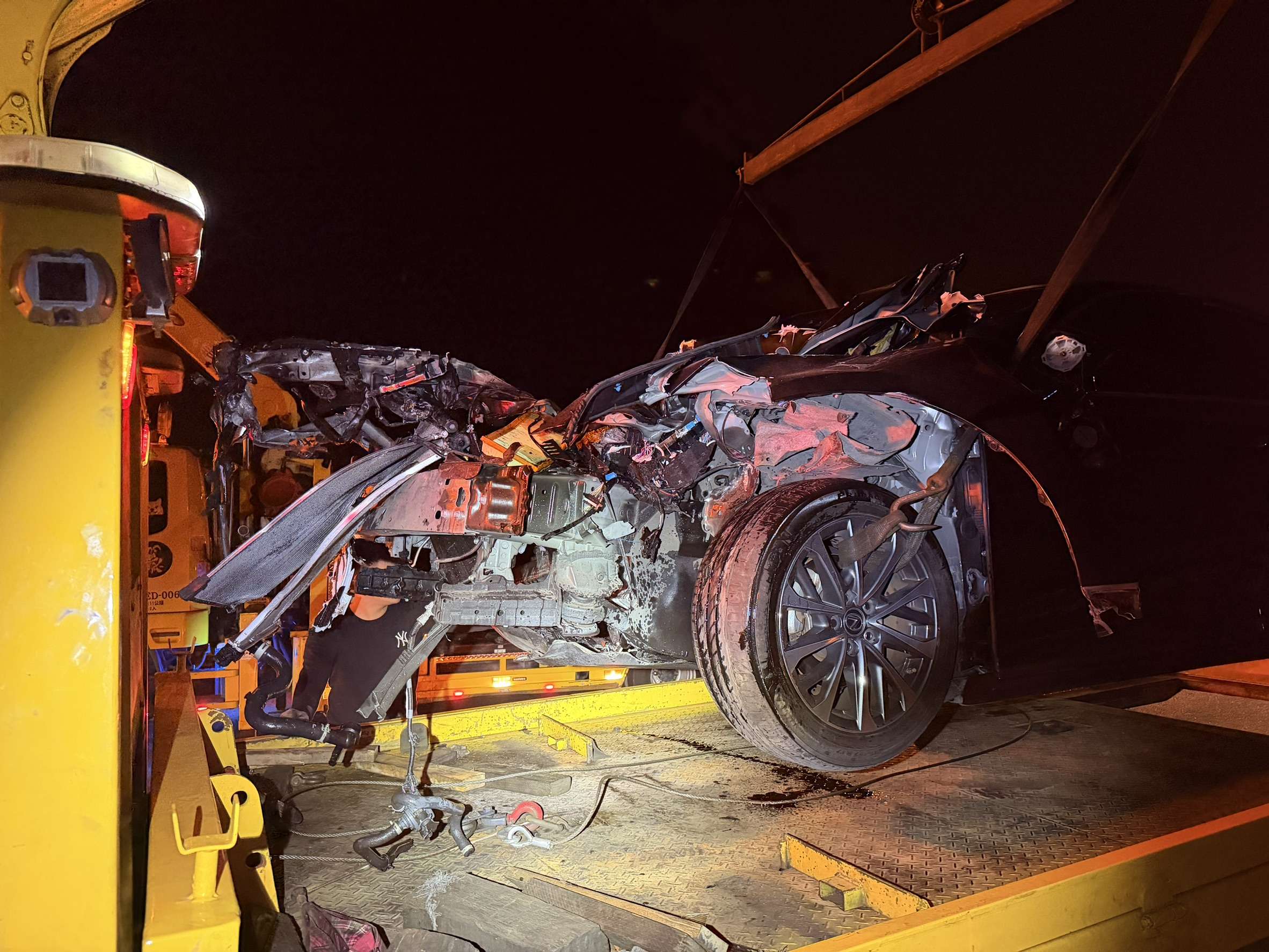 國道故障車停中線釀悲劇!轎車猛撞大貨車尾 男乘客傷重亡 國道故障車停中線釀悲劇!轎車猛撞大貨車尾 男乘客傷重亡