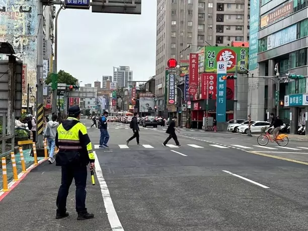 桃園男違規穿越馬路被警攔 渾然不知「身背通緝」當場遭逮 桃園男違規穿越馬路被警攔 渾然不知「身背通緝」當場遭逮