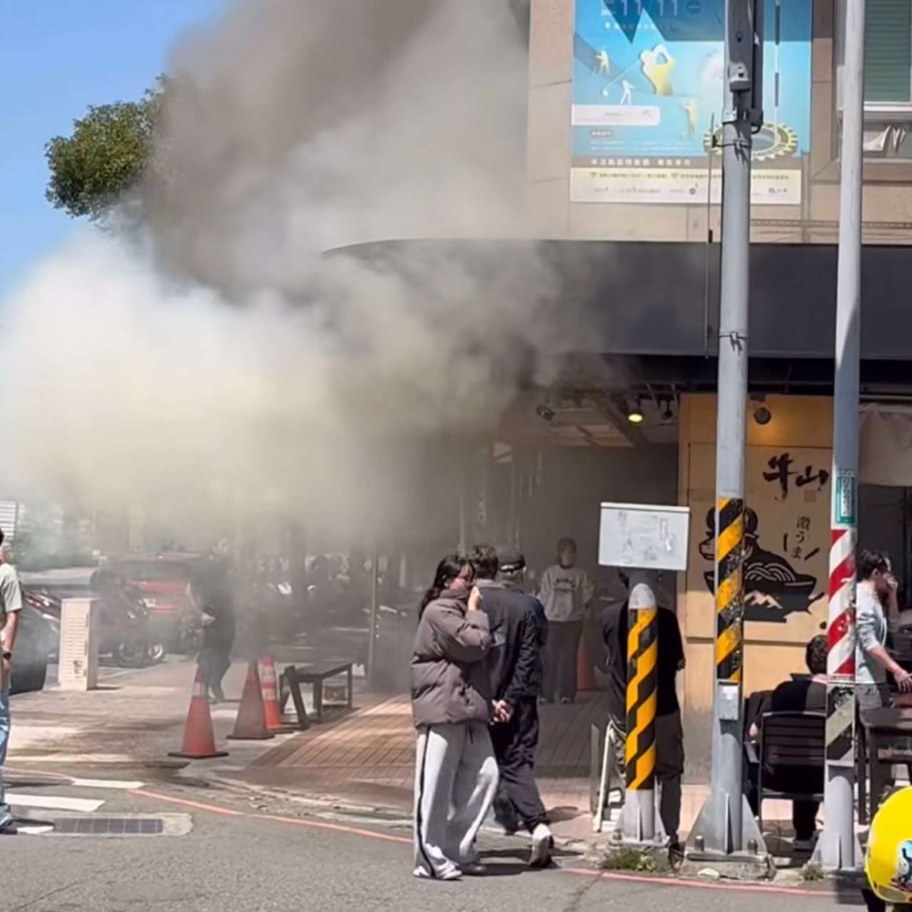 【有片】桃園排隊名店「牛山牛肉麵」火警 廚房竄濃煙饕客倉皇逃 【有片】桃園排隊名店「牛山牛肉麵」火警 廚房竄濃煙饕客倉皇逃