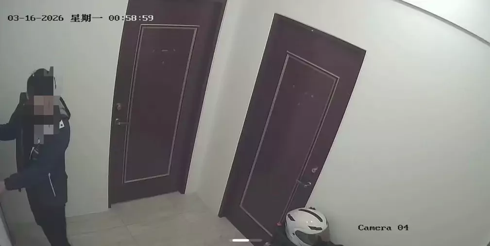 貓眼驚見鬼祟蹲門口!桃園男潛梯間偷鞋 遭屋主嚇退下場GG 貓眼驚見鬼祟蹲門口!桃園男潛梯間偷鞋 遭屋主嚇退下場GG