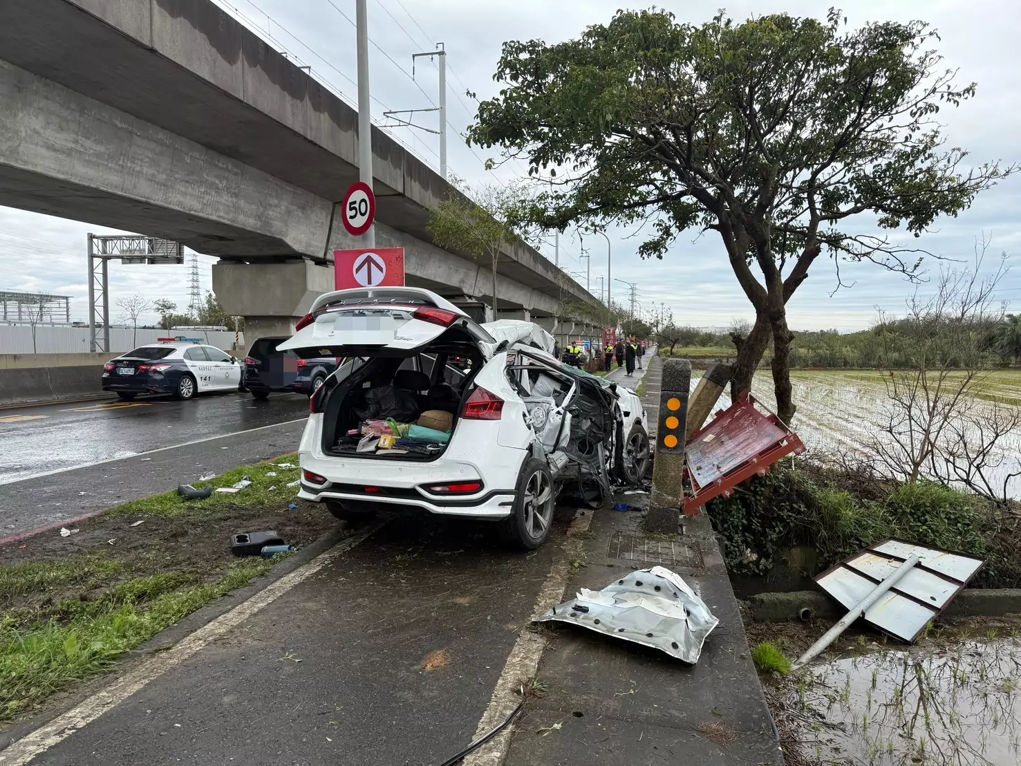 【有片】楊梅大貨車攔腰衝撞轎車奪2命 駕駛傷重命危搶救中 【有片】楊梅大貨車攔腰衝撞轎車奪2命 駕駛傷重命危搶救中